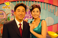 高培淇博士与《妈妈智慧王》栏目主持人熊小雯合影